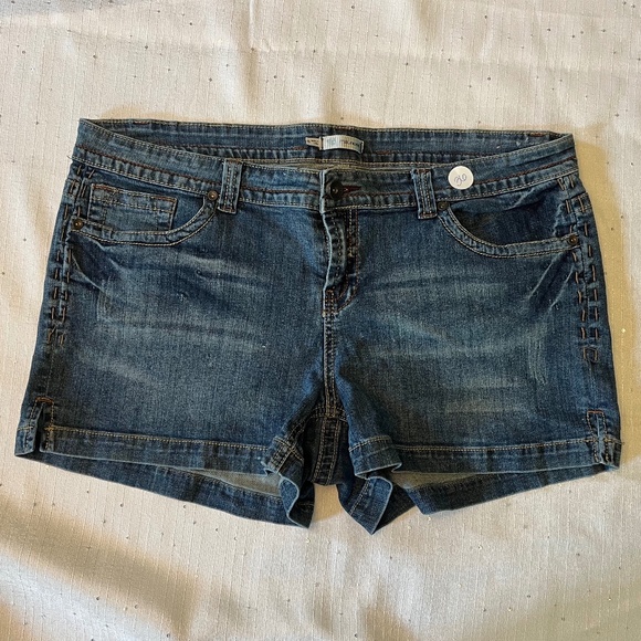 Maurices Mid-Rise Denim Shorts Plus Size 18 Like New - Picture 1 of 7